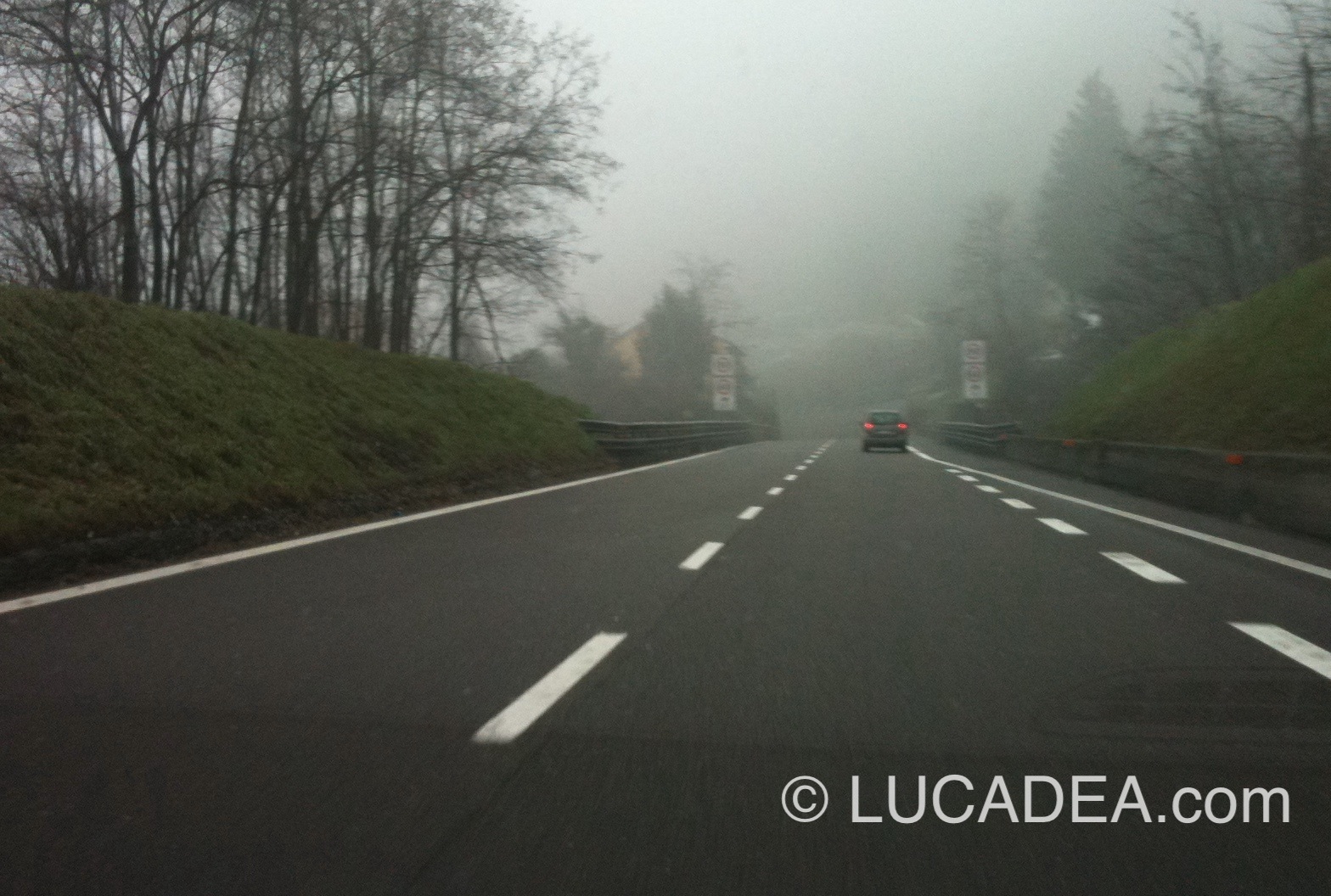 Autostrada con la nebbia