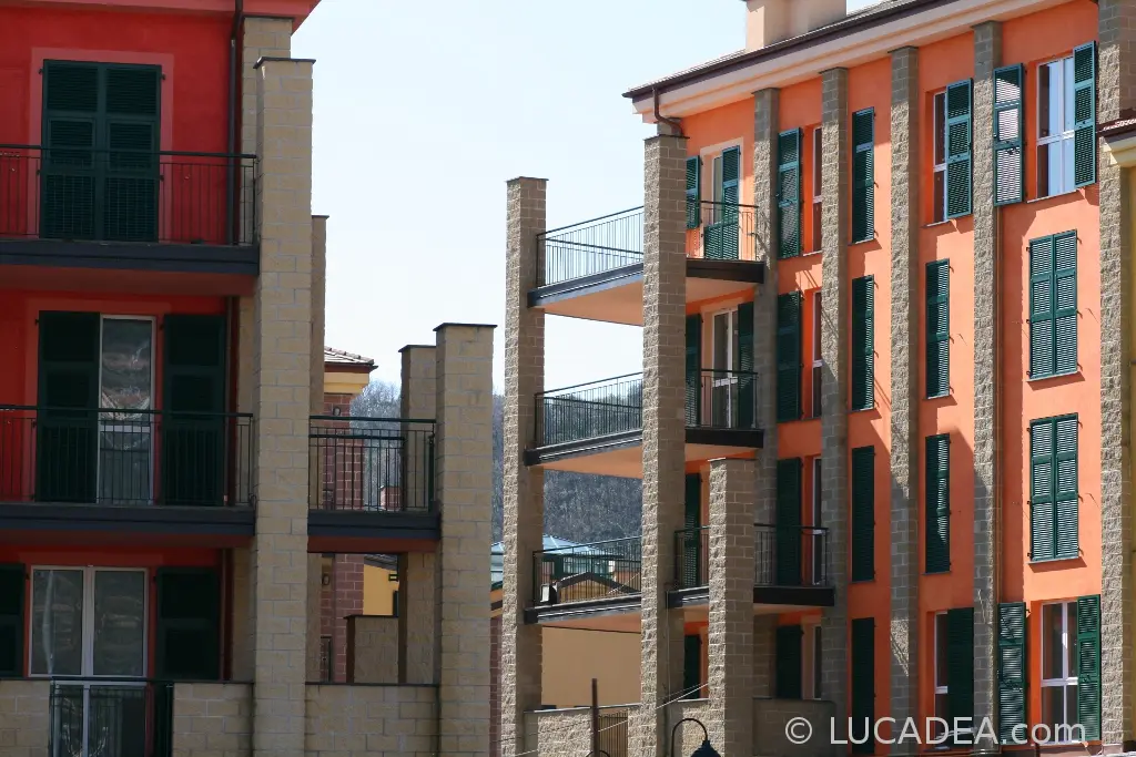 Palazzi moderni a Sestri Levante con linee semplici e colori chiari in contrasto con l’ambiente ligure tradizionale