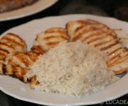 Un piatto con del semplice pollo alla griglia e riso in bianco