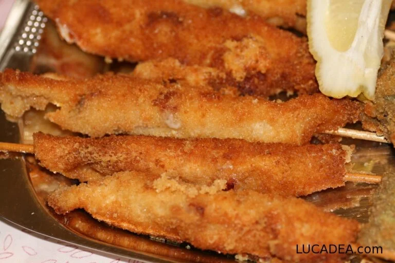 Stecchini liguri fritti con prosciutto e formaggio, preparati in casa e tipici del fritto misto della Riviera di Levante