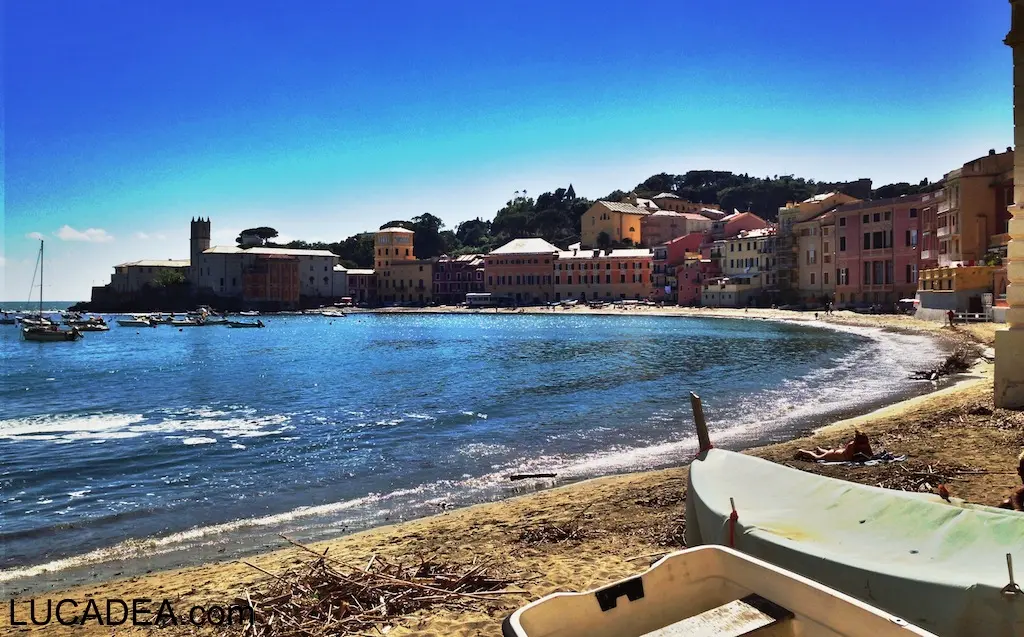 Baia del Silenzio a Sestri Levante in primavera con case colorate e scorcio sul mare
