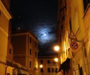 Luna quasi piena dal carruggio di Sestri Levante