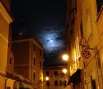 Luna quasi piena dal carruggio di Sestri Levante
