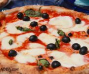 Pizza napoletana, margherita con olive