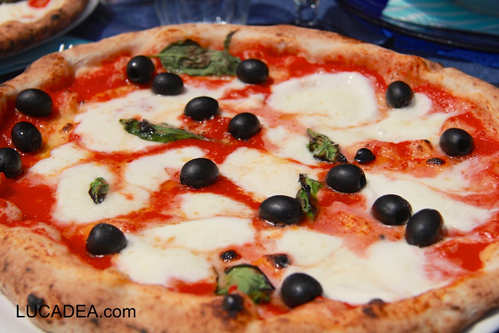 Pizza napoletana, margherita con olive