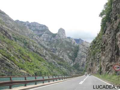 La strada in una gola bosniaca