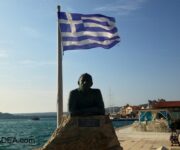 Statua e bandiera greca