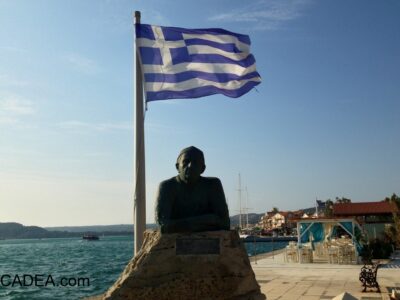 Statua e bandiera greca