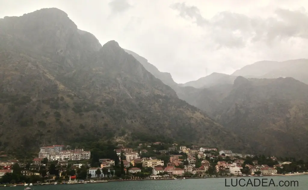 Paesaggio montuoso di Kotor in Montenegro, con pareti rocciose che ricordano gli scenari di Doom