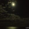 Luna piena in mezzo al mare