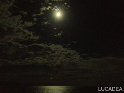 Luna piena in mezzo al mare