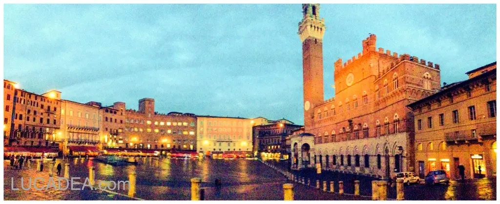 Piazza del Campo a Siena con gli edifici storici e la Torre del Mangia nel centro della città