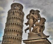 Pisa: statua di Angeli e la famosa Torre