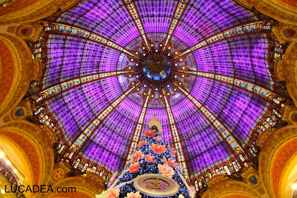 Cupola Galeries Lafayette Parigi con albero di Natale centrale e struttura in vetro Art Nouveau nel grande magazzino di Parigi