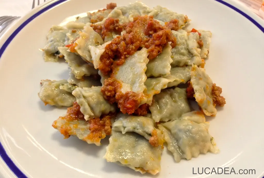 Ravioli al ragù di carne serviti alla trattoria Settembrin nella Liguria di Levante, piatto tipico della tradizione