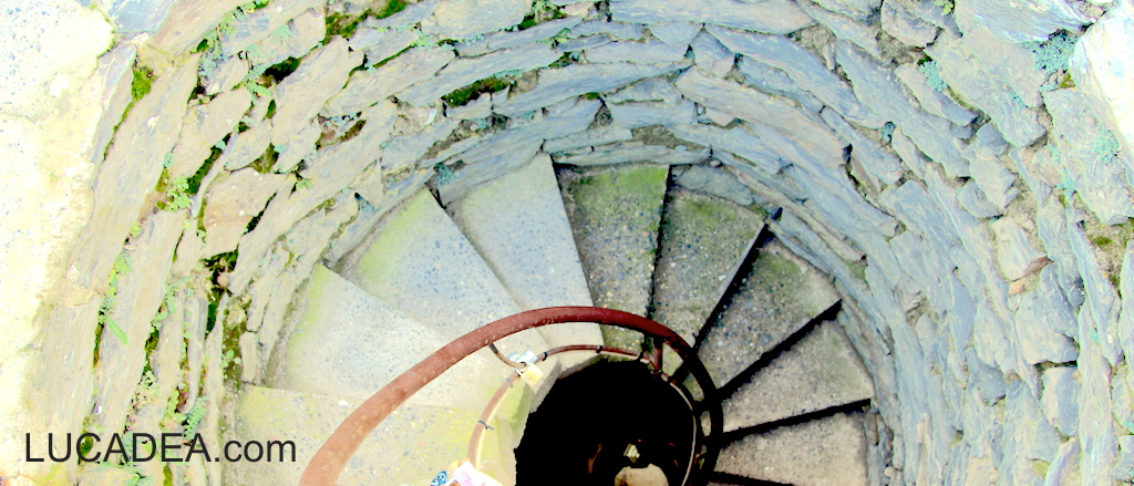 La scala a chiocciola della torre Doria a Vernazza