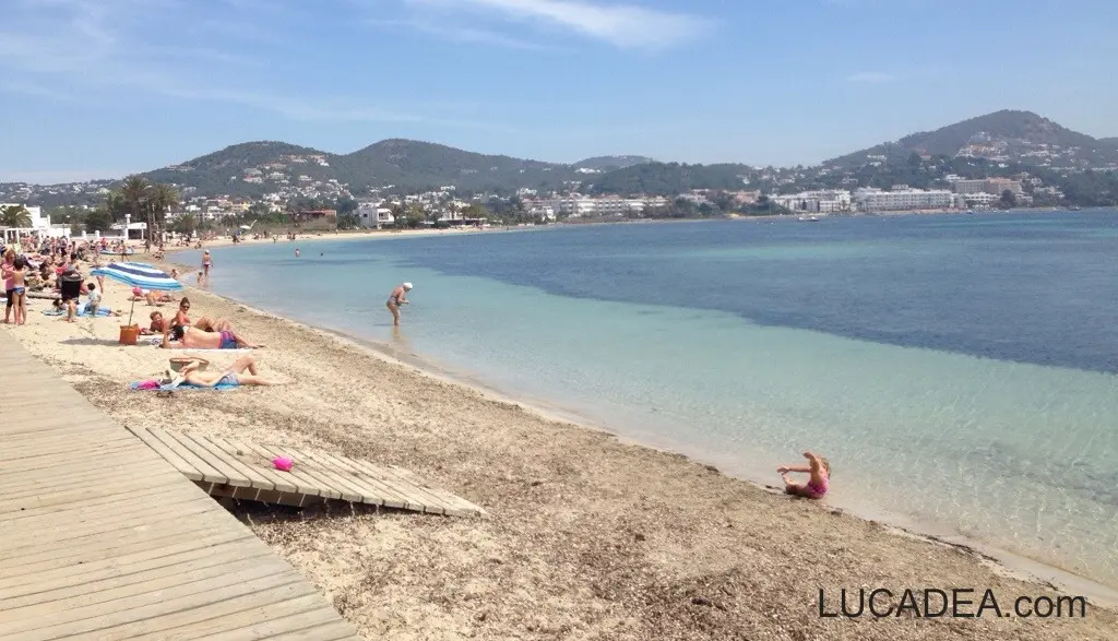 Ibiza ad aprile con mare calmo, spiagge tranquille e persone che si rilassano al sole nelle Baleari in Spagna