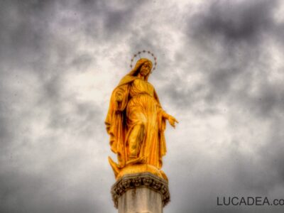 La statua della Madonna della Cattedrale di Zagabria