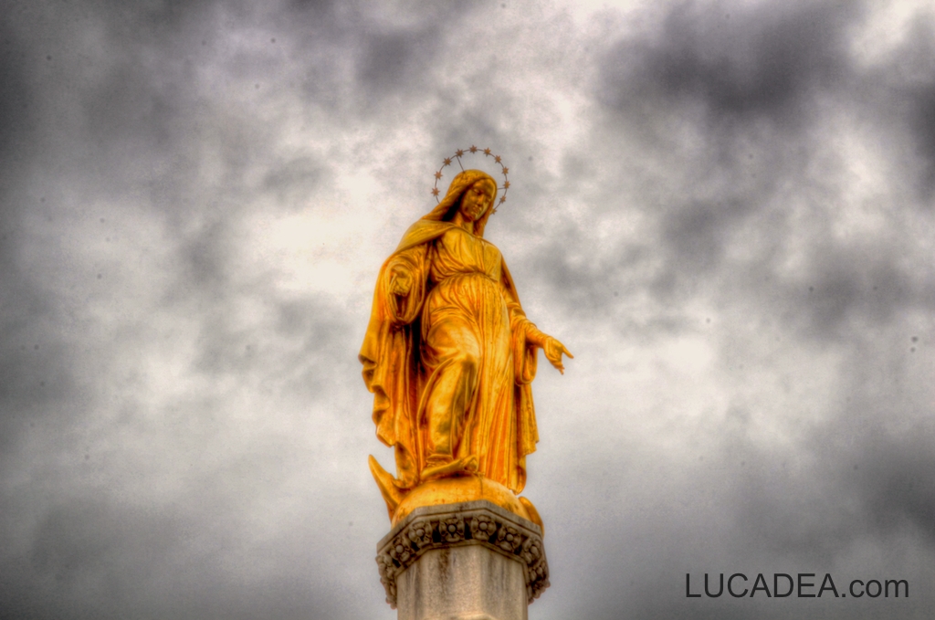 La statua della Madonna della Cattedrale di Zagabria