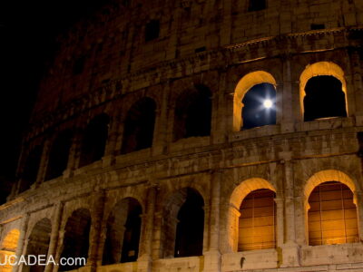 Luna piena nel Colosseo