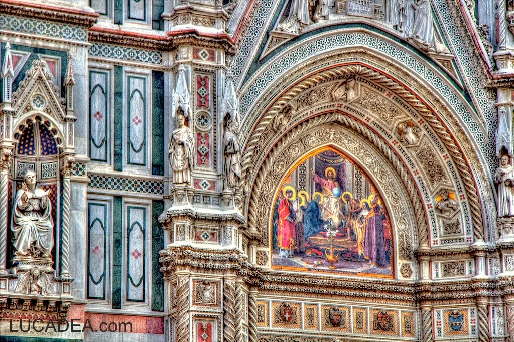 Lunetta sopra il portone principale del Duomo di Firenze con dettagli decorativi della facciata in marmo