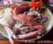 Un piatto con granchio, gamberi, calamaro e pesce in Thailandia