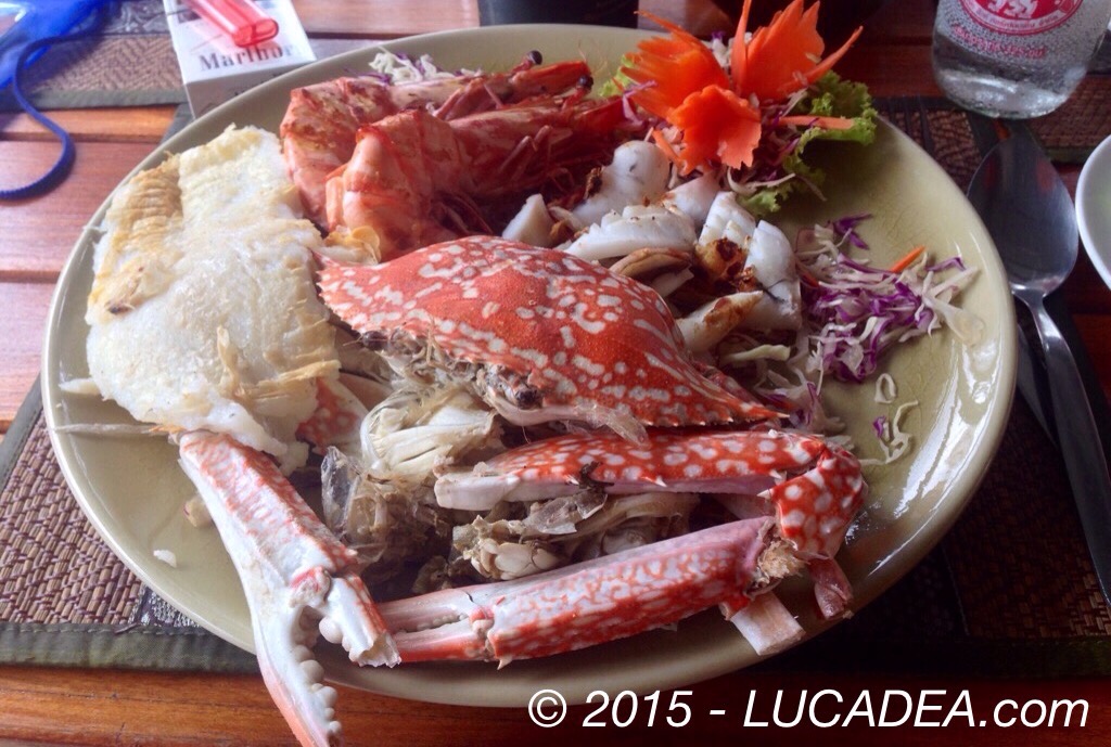 Un piatto con granchio, gamberi, calamaro e pesce in Thailandia