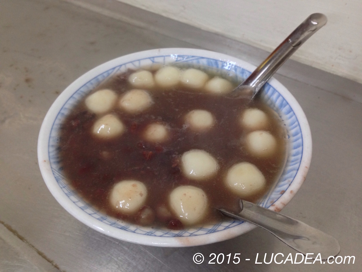 Zuppa di fagioli rossi e palline di riso