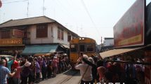 Il mercato di Maeklong noto come il train market
