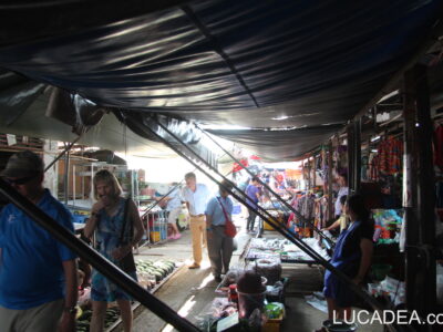 Mercato di Maeklong, il train market