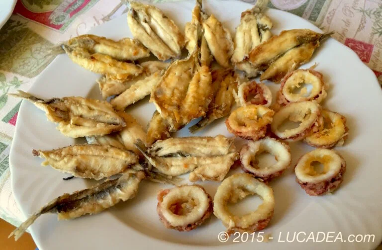 Fritto di pesce semplice con acciughe aperte e anellini di calamari, fotografato a fine maggio e ripescato dall'archivio