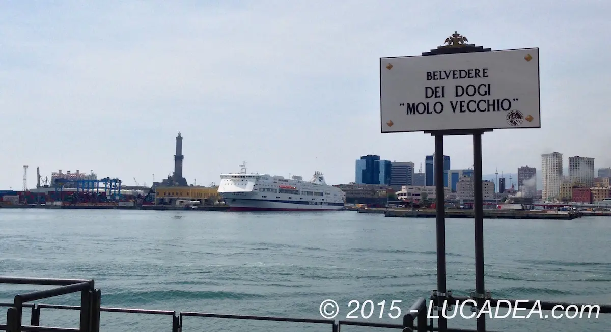 Belvedere dei Dogi al Porto Antico di Genova con vista sul porto e la Lanterna