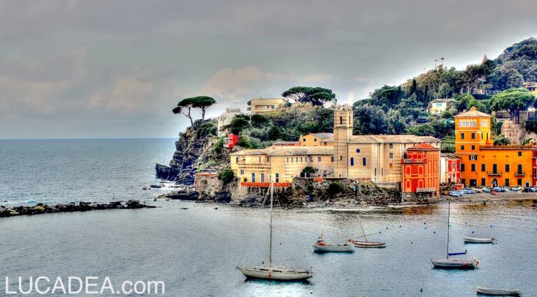Portobello nella Baia del Silenzio a Sestri Levante durante Pasquetta con mare e case colorate