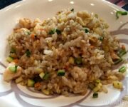Un piatto di riso fritto con gamberi e verdure