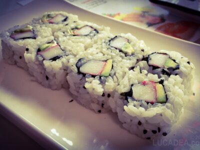 Ura California: un tipo di sushi con avocado e surimi