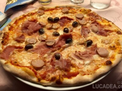 Pizza prosciutto e würstel e olive