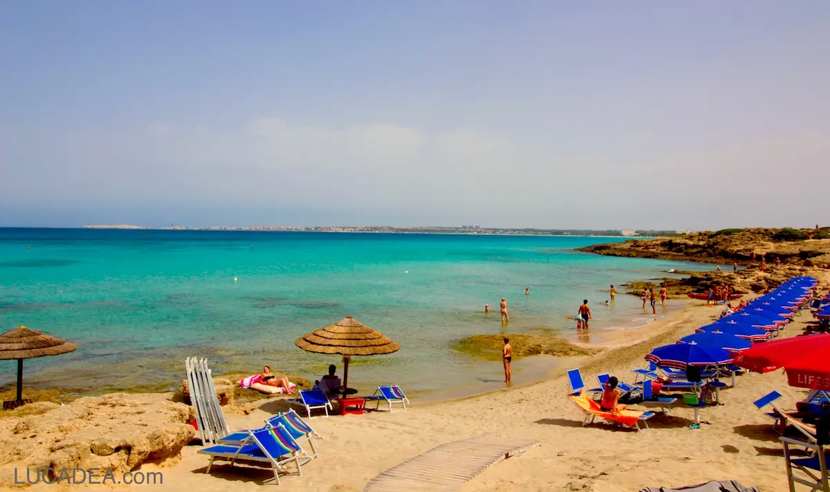 Punta della Suina nel Salento con spiaggia dorata e mare cristallino vicino a Gallipoli