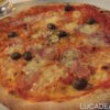 Pizza prosciutto e olive
