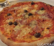 Pizza prosciutto e olive