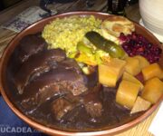 Un piatto di carne d'orso stufata gustato in Estonia