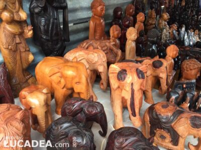 Elefanti fatti a mano come souvenir in Sri Lanka