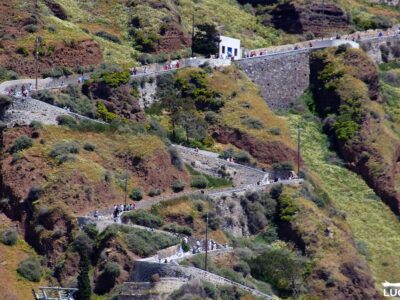 La strada che porta fino in cima a Santorini