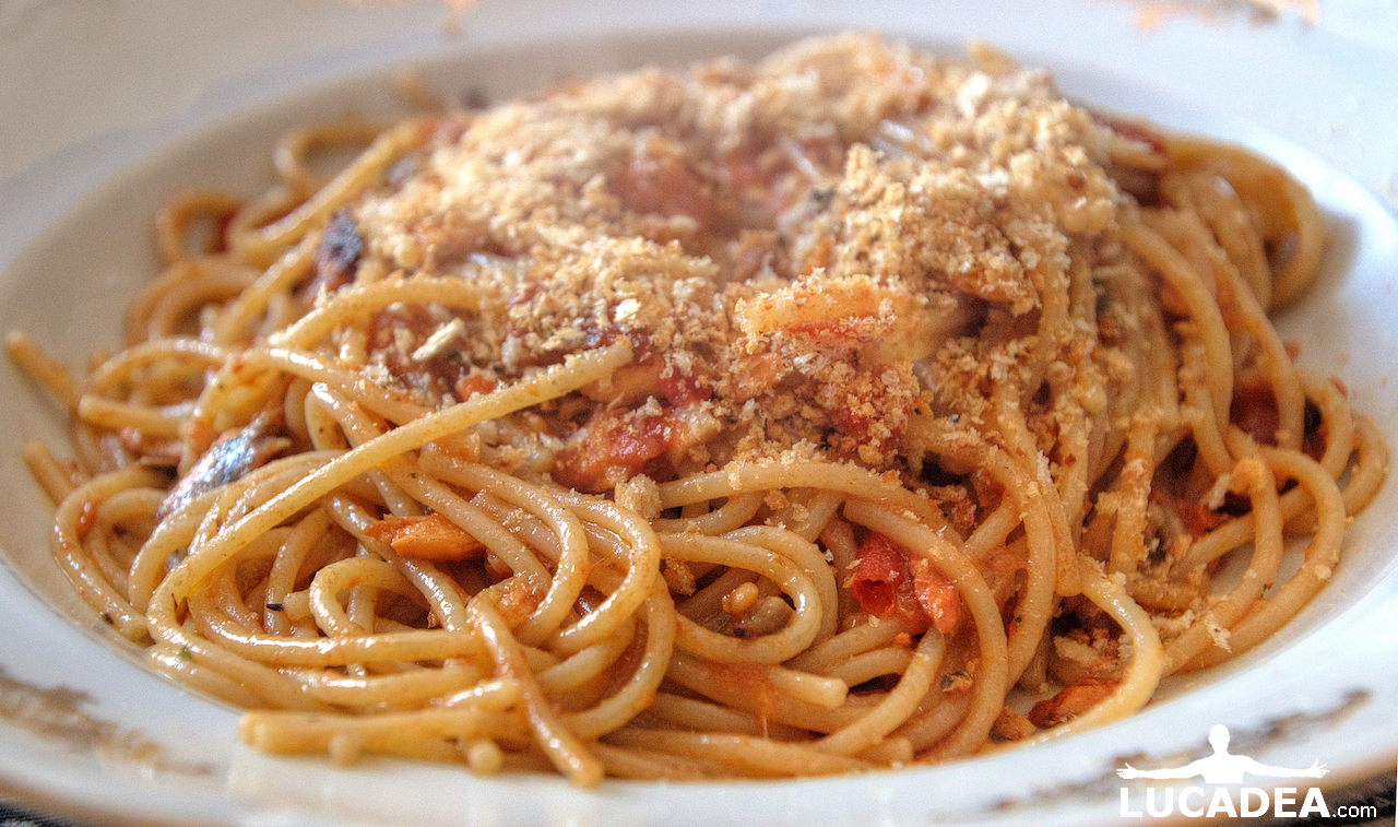 spaghetti acciughe macro