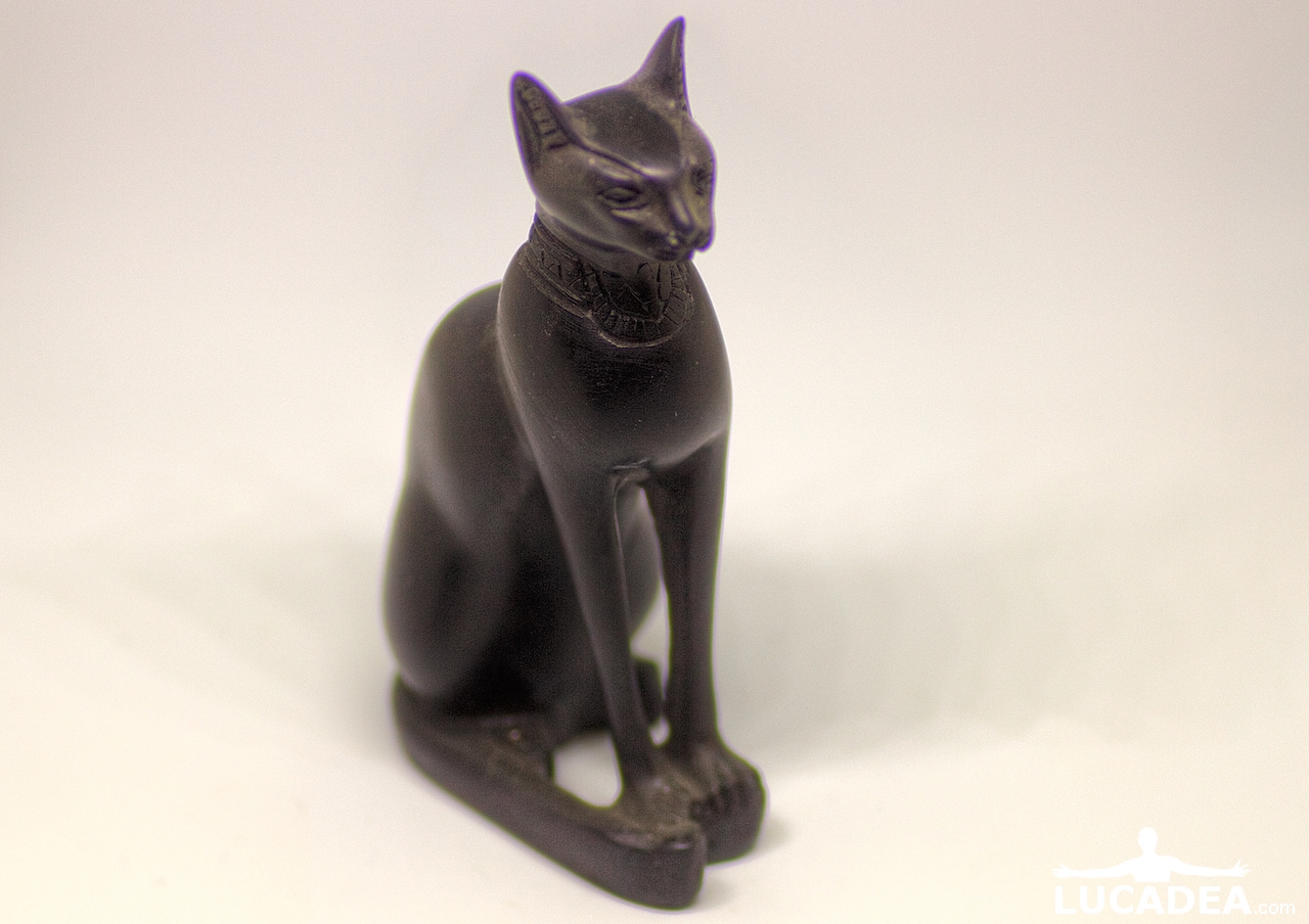 Una statuetta nera di un gatto egiziano