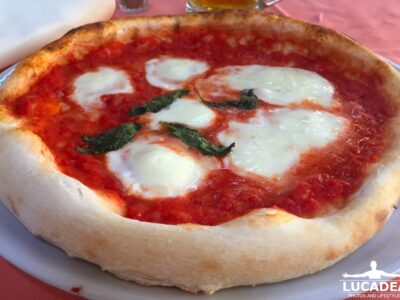 Pizza napoletana: la migliore se mangiata a Napoli