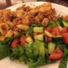 calamari fritti e insalata greca