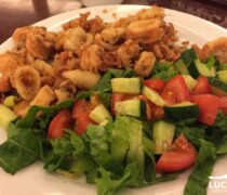 calamari fritti e insalata greca