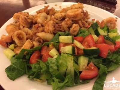 Calamari fritti e insalata greca