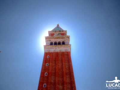 Il campanile di San Marco a Venezia in controluce