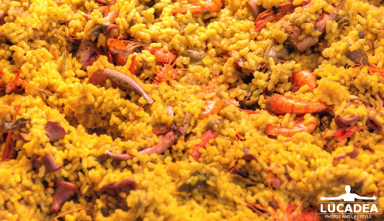 Paella: riso, zafferano, frutti di mare e verdura